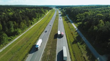 Yeşil kırlarda manzaralı yaz gezisi