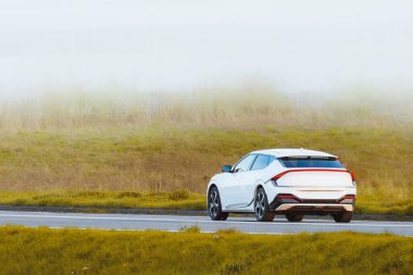 Kırsaldan geçen şık beyaz SUV