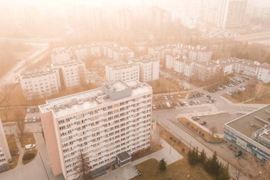 Demiryolu yakınındaki apartmanlar ve yoğun yollar