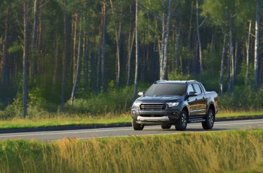 Sessiz kırsal yolda modern bir kamyonet.