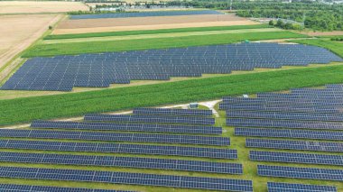 Üst atmosferde güneş ışığıyla bulutlar