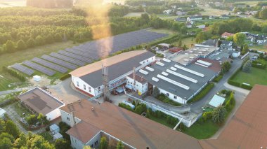 Güneş enerjisi kurulumlu kırsal alan fabrikası