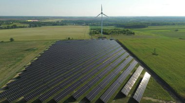 Doğadaki güneş ve rüzgardan elektrik üretimi