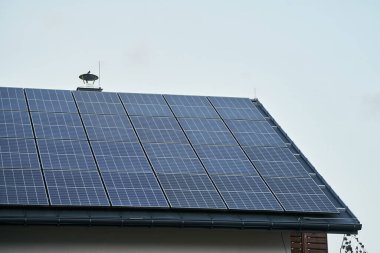 Güneş paneli çatısı temiz enerji üreten modern bir ev