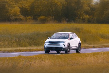 Asfalt caddesinde modern SUV otomobili