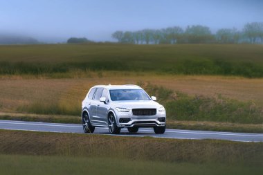 Manzaralı yaz yolculuğunda dört teker çekişli SUV