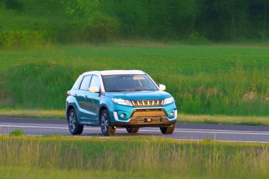 Şehir dışına çıkan rahat bir aile arabası.