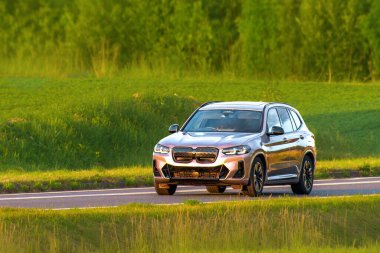 Boş yolda giden yeni çapraz SUV