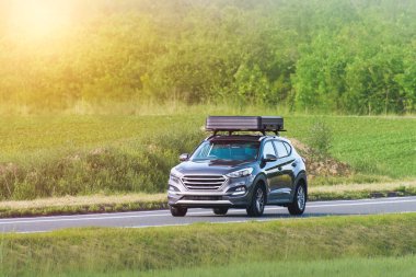 Araba kampı için ekipmanlı macera gezisi cipi.