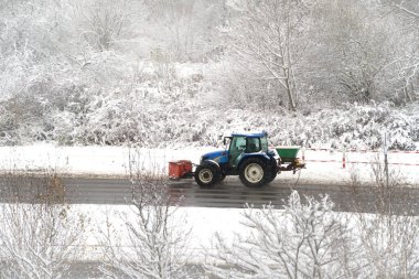 Donmuş yolda kar yağışı ile boğuşan araç