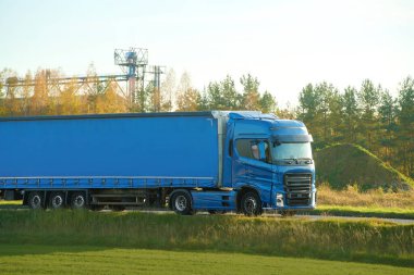 Sonbahar manzarasında lojistik araç