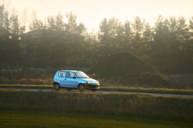 Avrupa araçları açık havada hareket halinde