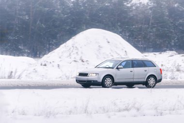 Buzlu koşullarda kış arabası sürüyor.