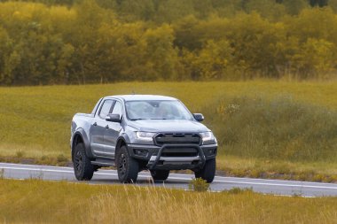 Buldok ve düz kamyonlu modern bir kamyonet.