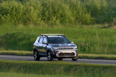 Yeşil tarım arazisinde seyahat eden kompakt şehir SUV 'si