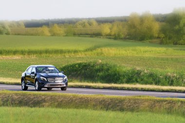 Modern çapraz arabalarla açık hava yolculuğu