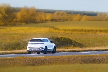 Modern bir SUV ile yolculuk macerası.