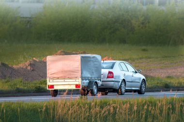 Özgürlük ve gün batımında açık yolda seyahat