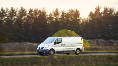 Yol kenarındaki beyaz minibüs