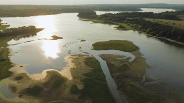 Yeşil yaz manzarasında akan nehir