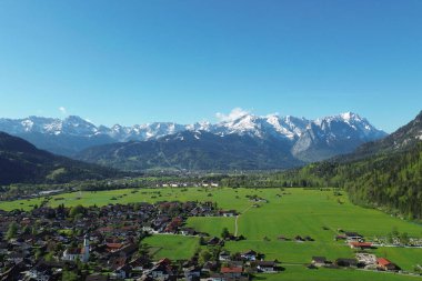 Yeşil Bavyera 'nın tepesindeki dağ sıraları