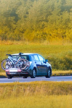 Bisikletler aile tatili sırasında arka taşıyıcıda emniyete alındı
