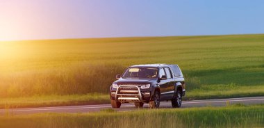 Ağır yük barına sahip bir kamyonet.