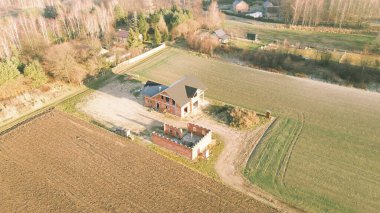 Kırsal evin insansız hava aracı görüntüsü.