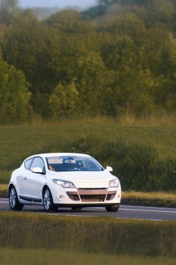 Otomotiv fotoğrafçılık sahnesinde birinci sınıf kapak.