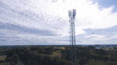Yüksek iletişim kulesine sahip tarım arazisi