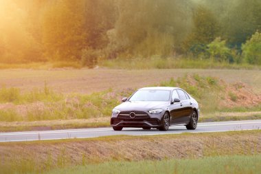 Prestijli araba manzaralı yolda gidiyor.