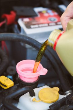 Araba tamiratı sırasında sentetik kayganlaştırıcı eklendi