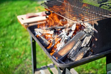 Şef ızgarada biftek pişiriyor.