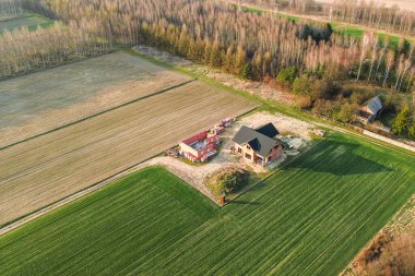 Güneşli kırsal alanda ev inşaatı