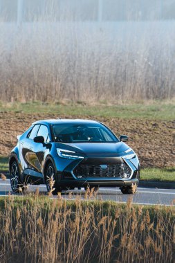 Temiz enerji arabası kırsal yolda gidiyor.