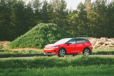 Kırsal kesimde şoförü olan elektrikli bir araba.