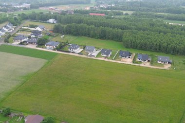 İki katlı evleri ve büyük arka bahçeleri olan yeni bir banliyö mahallesi.