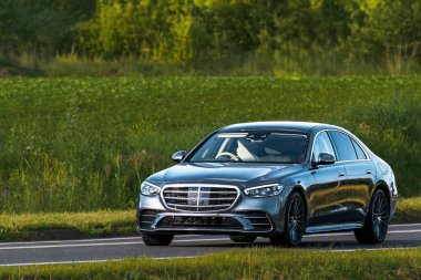 Country yolunda giden modern yönetici arabası.