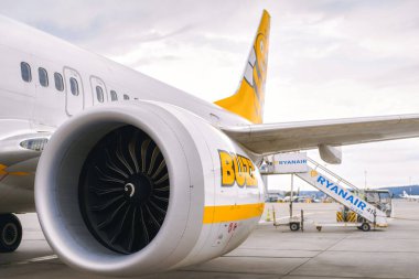 Pist 18.09.2025 Polonya, Avrupa 'da taksicilik yapan Ryanair jet uçağı BUZZ