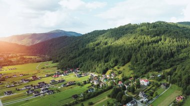 Huzurlu kırsal alanda bahçeli modern evler