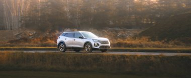 Kırsal alanda modern araç sürüyor