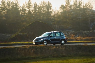 Sonbahar ışığında kırsal alanda arazi aracı