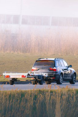 Aile arabası gümüş karavanı çekiyor.