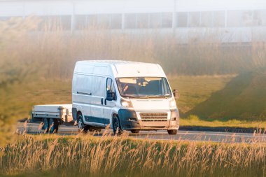 Kargo karavanı araba tarafından çekiliyor.