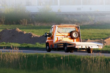 Çekici inşaat alanından geçiyor.