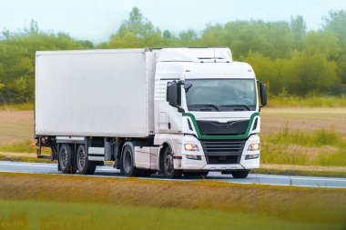 Taşıma kamyonu taşraya mal taşıyor.