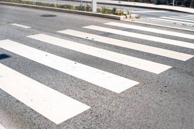 Asfaltlı şehir caddesinde trafik güvenliği yaya geçidi