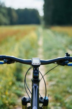 Ormanda bisiklet gidonu ve GPS