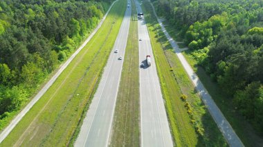 Geniş otoyolda hareket eden nakliye kamyonları