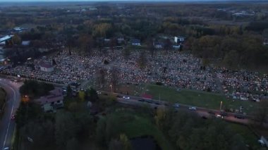 Bir sürü feneri olan huzurlu bir mezarlık.